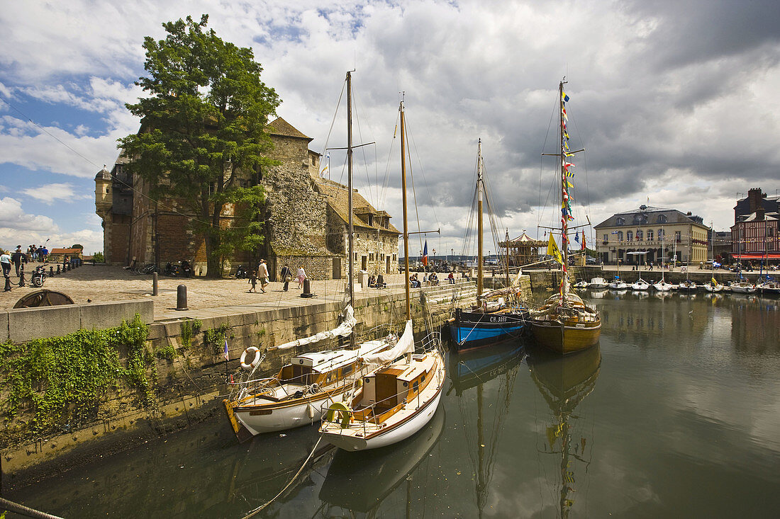 Vieux Bassin  Old Port) with lieutenancy building  la Lieutenance), Honfleur. Calvados, Basse-Normandie, France