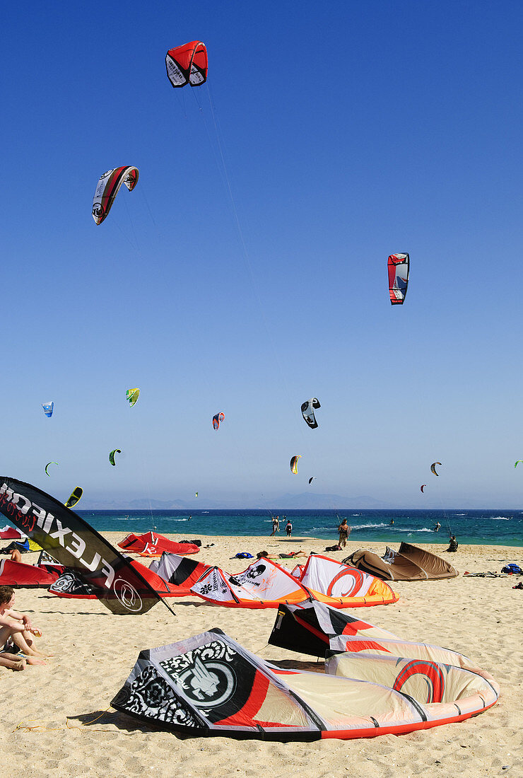 Aussen, Cádiz, Draussen, Europa, Fly-surfing, Kite-boarding, Kite-surf, Kiteboarding, Kitesurf, Kitesurfing, Punta Paloma, Sand, Sommer, Spanien, Strand, Surf, Surfen, Tarifa, Valdevaqueros, A75-901919, agefotostock 