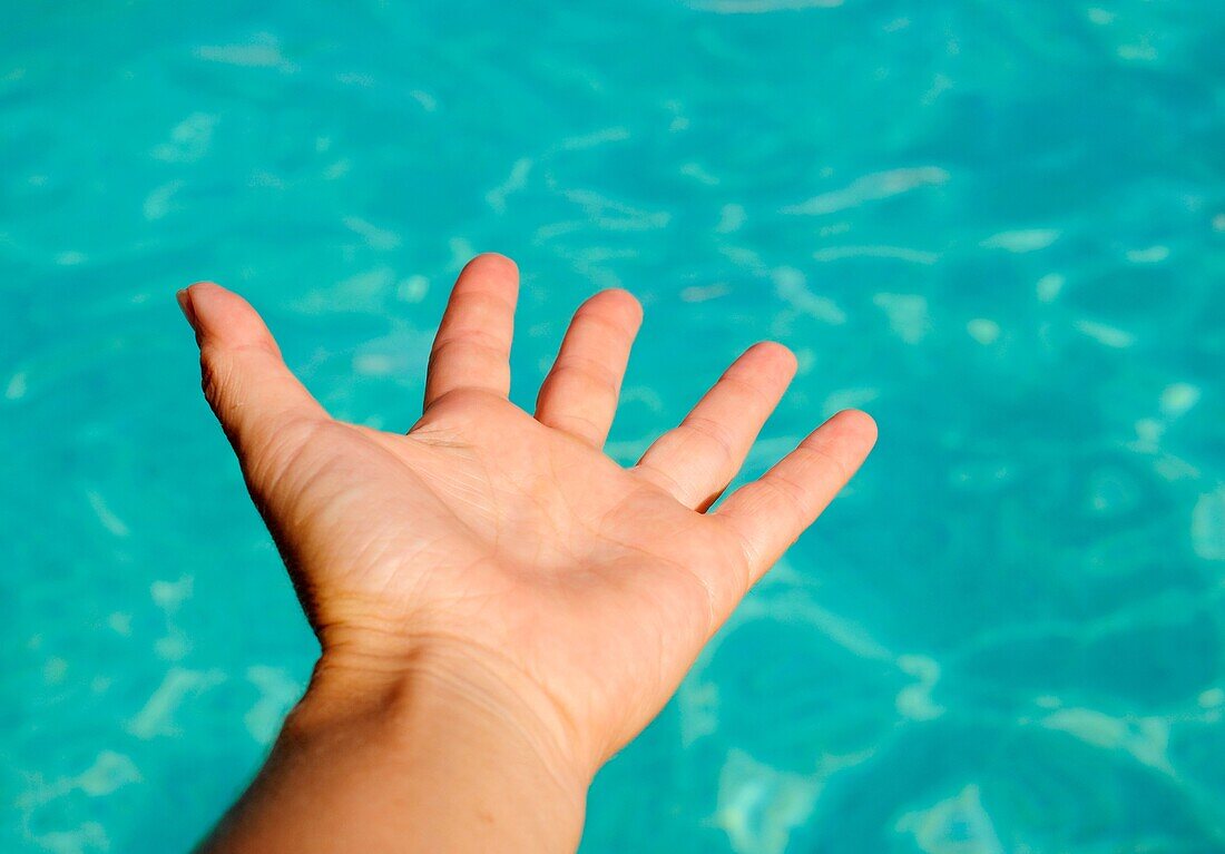 Aussen, Begriff, Begrifflich, Draussen, Geöffnet, Hand, konzeptionell, Körper, Nahe, offen, Offen, Schwimmen, small pond, Wasser, A75-929286, agefotostock 