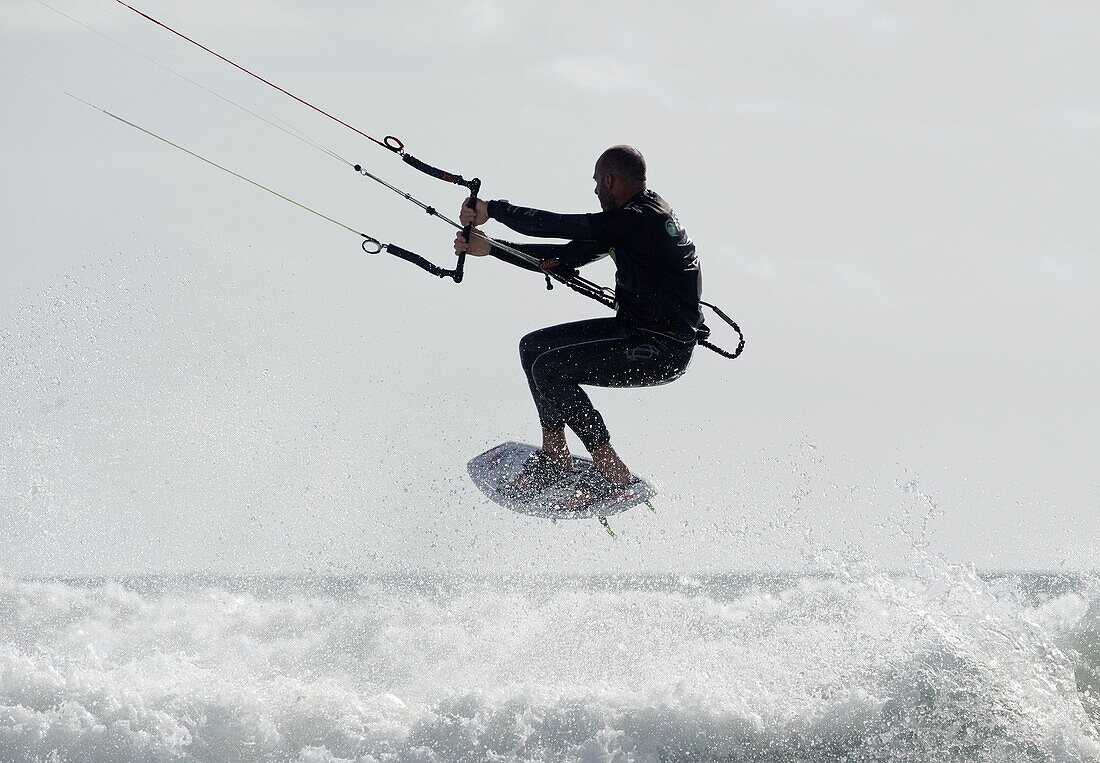  Erwachsener, Fly-surfing, Kite-boarding, Kite-surf, Kiteboarding, Kitesurf, Mann, Mensch, Sport, Surf, Surfen, Surfer, Wasser, A75-970236, agefotostock