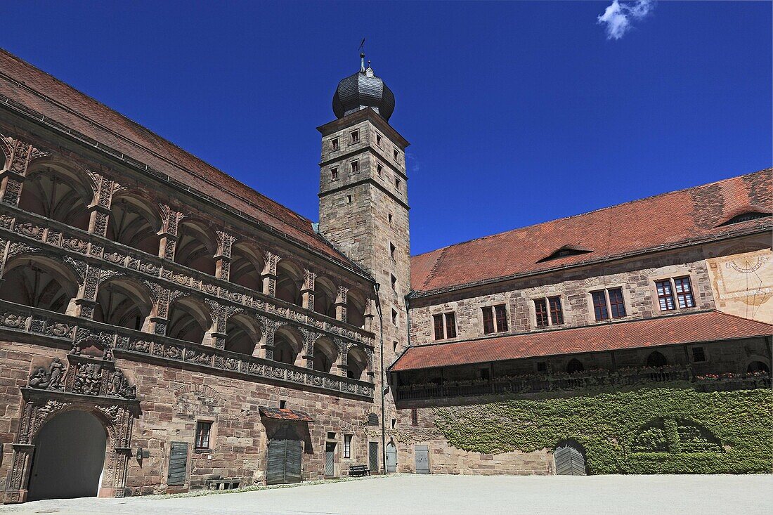 Der ´Schöne Hof´, Renaissancehof mit Reliefbrustbildern zwischen den Arkadengängen, Hohenzollernresidenz Plassenburg, Kulmbach, Oberfranken, Bayern, Deutschland / The ´Schoene Hof´, ´Beautiful courtyard´, Renaissance building with reliefs between the arca