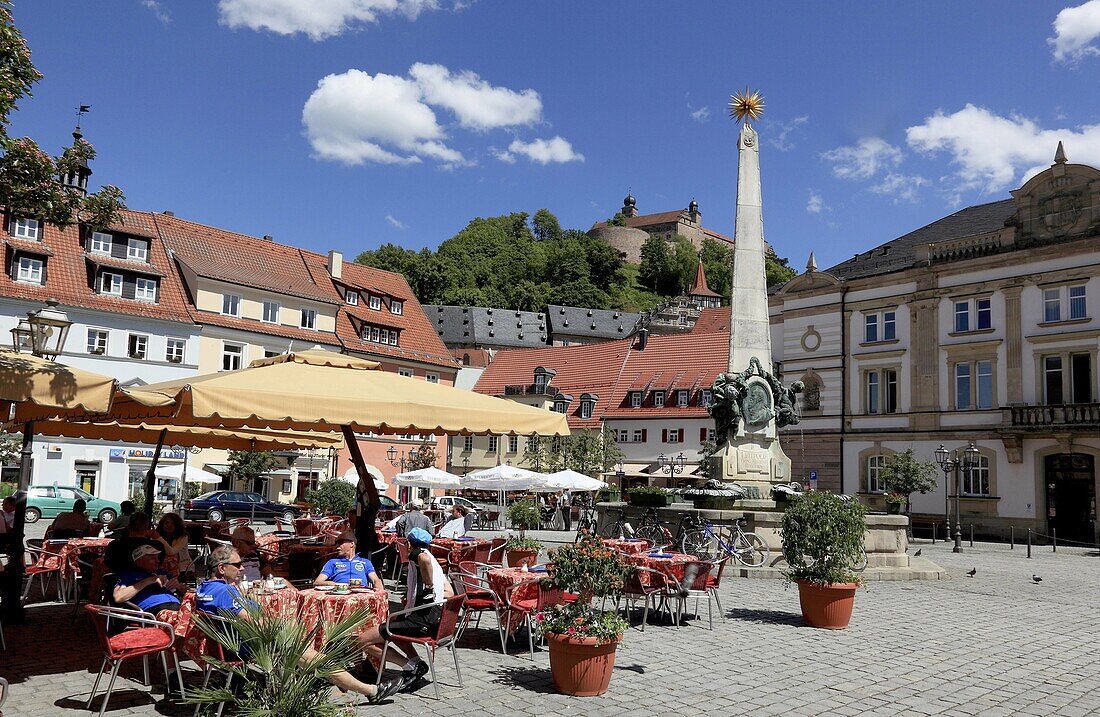 Luitpoldbrunnen und Marktplatz von Kulmbach, Oberfranken, Bayern, Deutschland / market square with the fountain Luitpoldbrunnen at the city of Kulmbach, Bavaria, Germany