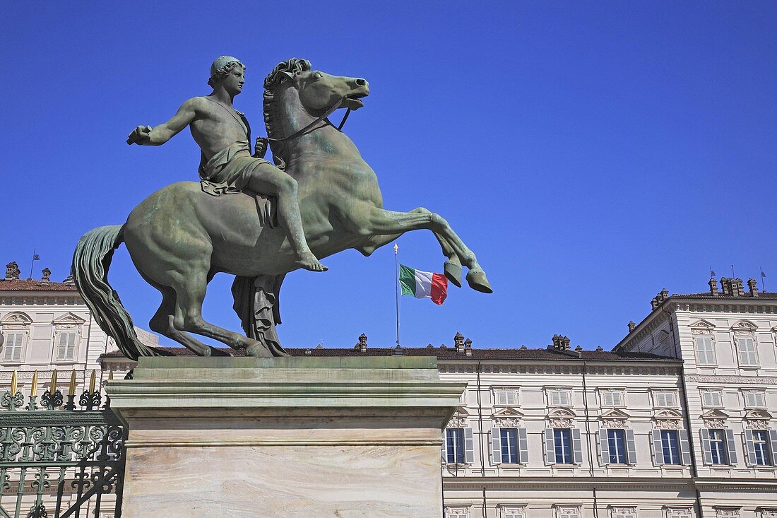 Dioskurenstatue vor dem Palazzo Reale, Turin, Torino, Piemont, Italien / Dioscuri statue in front of the Palazzo Reale, Turin, Torino, Piedmont, Italy, Europe