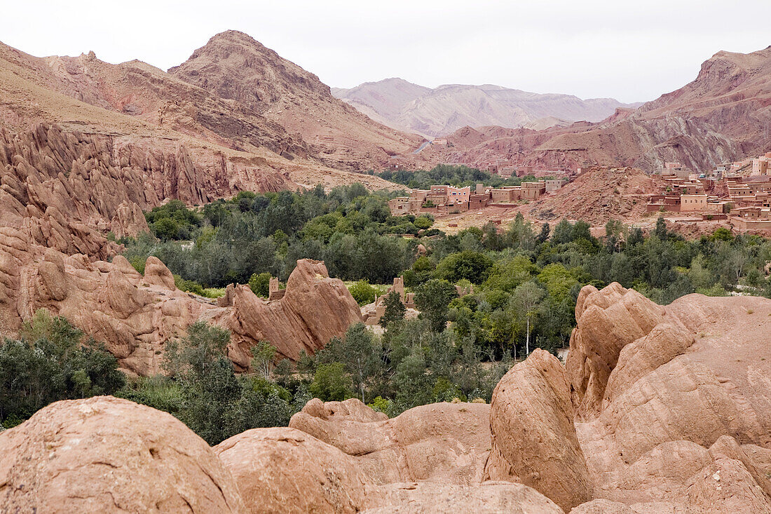 Rote Felsen in der Nähe der Todra Schlucht im Atlas Gebirge, Marokko