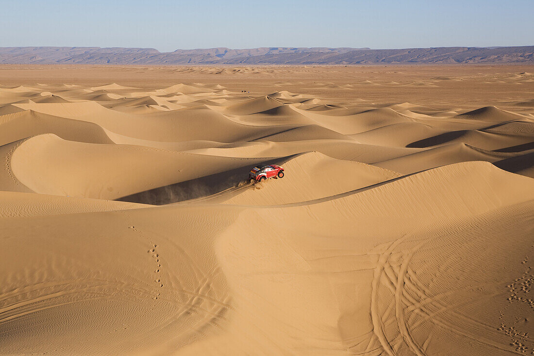 Geländewagen fährt durch die Wüste, Sanddünen, Dunes de Juifs, Wüste in der Nähe von Zagora, Sahara, Marokko