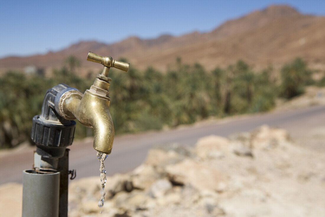 Wasserhahn in der Wüste bei Tamnougalt im Draa Tal, Marokko