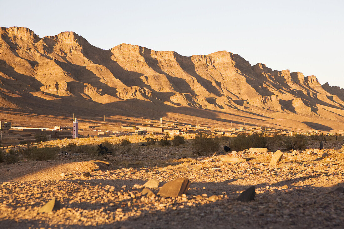 Siedlung in der Wüste bei Tamnougalt im Draa Tal, Anti-Atlas Gebirge, Marokko