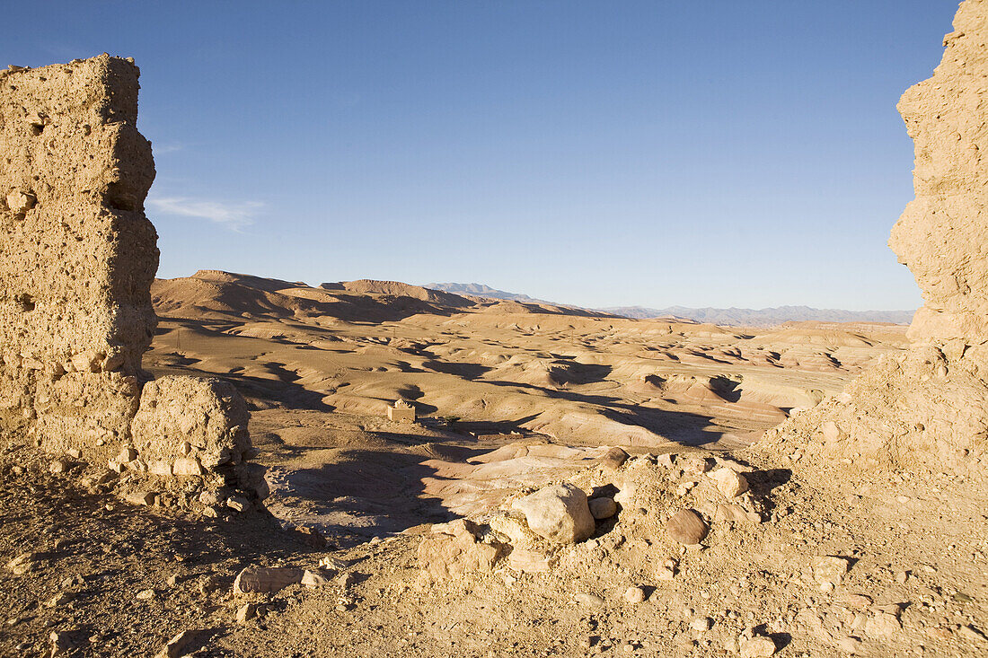 Wüste bei Aït-Ben-Haddou, Weltkulturerbes der UNESCO, bei Ouarzazate, am Fusse des Hohen Atlas im Südosten Marokkos