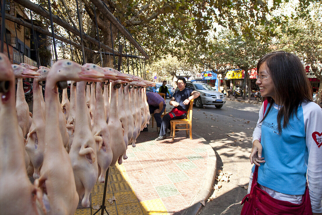 Tote Enten ohne Federn wurden vor einem Restaurant zum Trocknen aufgehängt, Kunming, Yunnan, Volksrepublik China, Asien