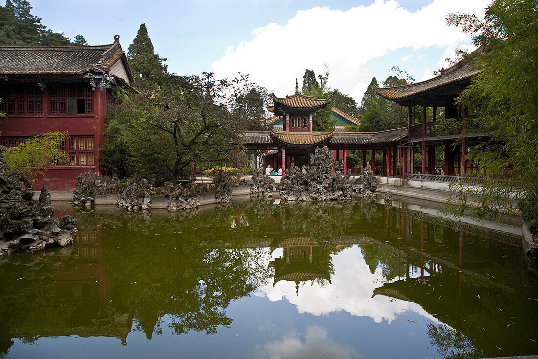 Taihua Tempel und Pavillon am Dian See, Hügel des Schlafenden Buddhas, Kunming, Yunnan, Volksrepublik China, Asien