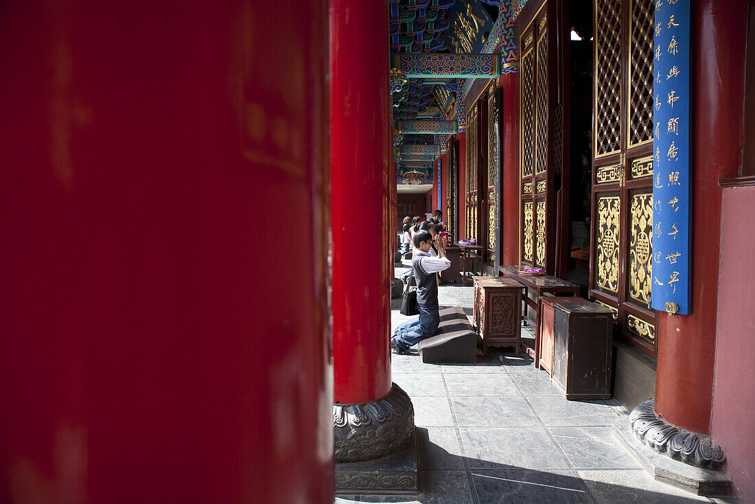 Menschen beten am Yuantong Tempel, grösster buddhistischer Tempelkomplex in Kunming, Yunnan, Volksrepublik China, Asien