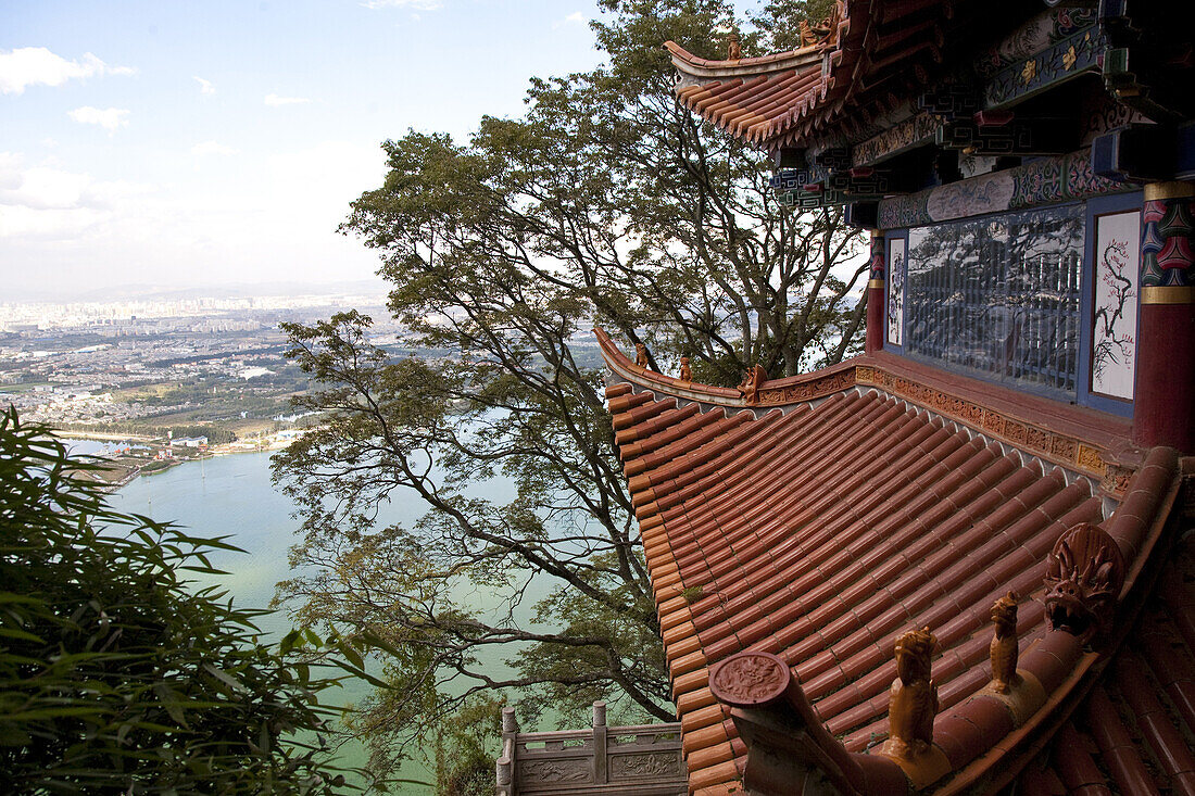 Blick über Tempeldach und Dian See nach Kunming, Hügel des Schlafenden Buddhas, Taihua Tempel, Kunming, Yunnan, Volksrepublik China, Asien