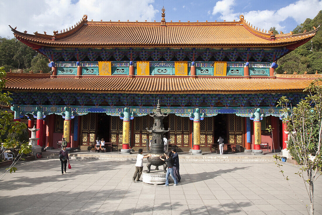 People in front of Yuantong Temple, largest Buddhist temple complex at Kunming, Yunnan, People's Republic of China, Asia