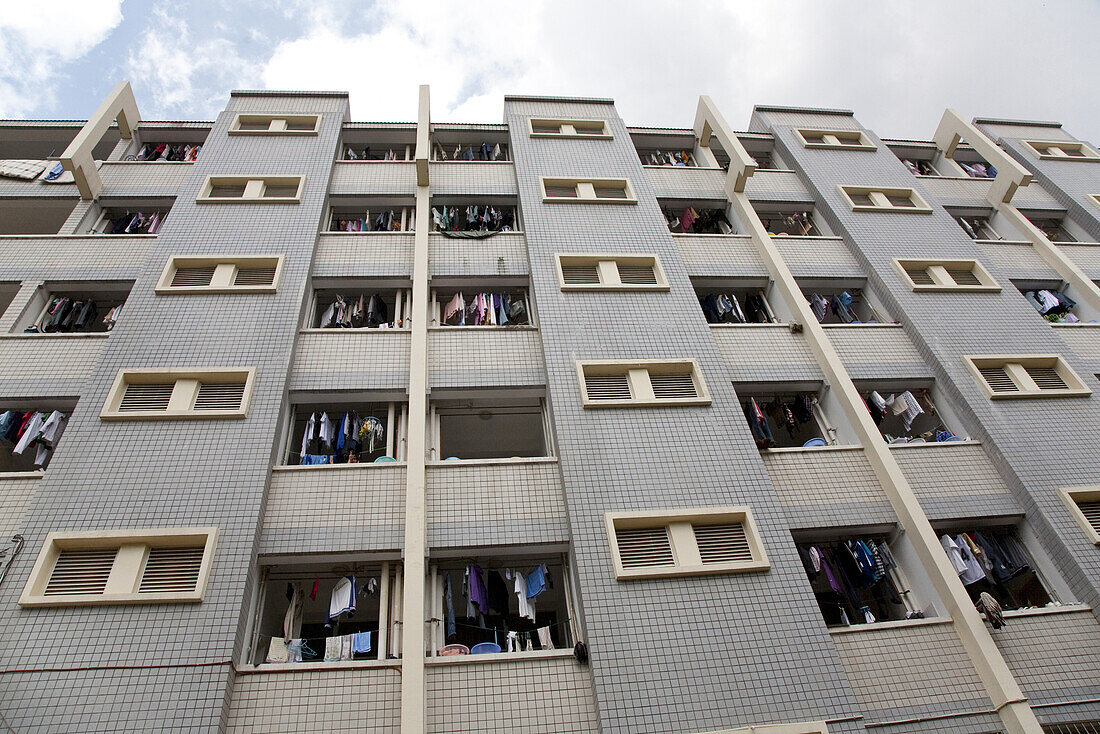Fassade des Studentenwohnheims der Nationalitäten Universität Yunnan Minzu Daxue, Kunming, Yunnan, Volksrepublik China, Asien