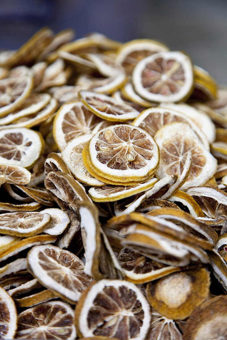 Getrocknete Orangenscheiben auf dem Markt in Kunming, Yunnan, Volksrepublik China, Asien