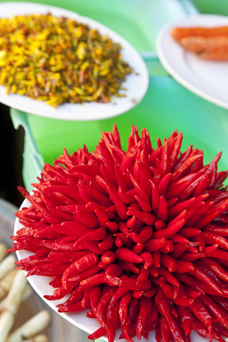 Rote Chilischoten und scharfes Essen in einem Restaurant in der Altstadt, Dali, Yunnan, Volksrepublik China, Asien