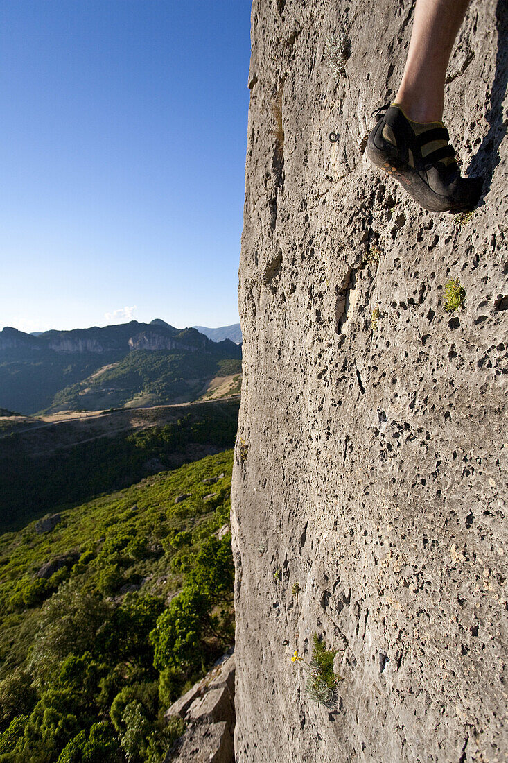 Fuss eines Kletterers an einer Kalkstein Felswand im Sonnenlicht, Jerzu, Sardinien, Italien, Europa