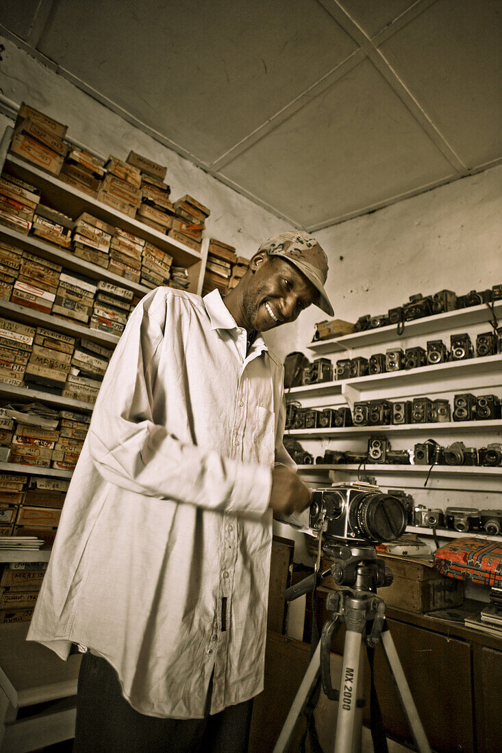 Lachender Fotograf in seinem Studio in Bamako, Mali, Afrika