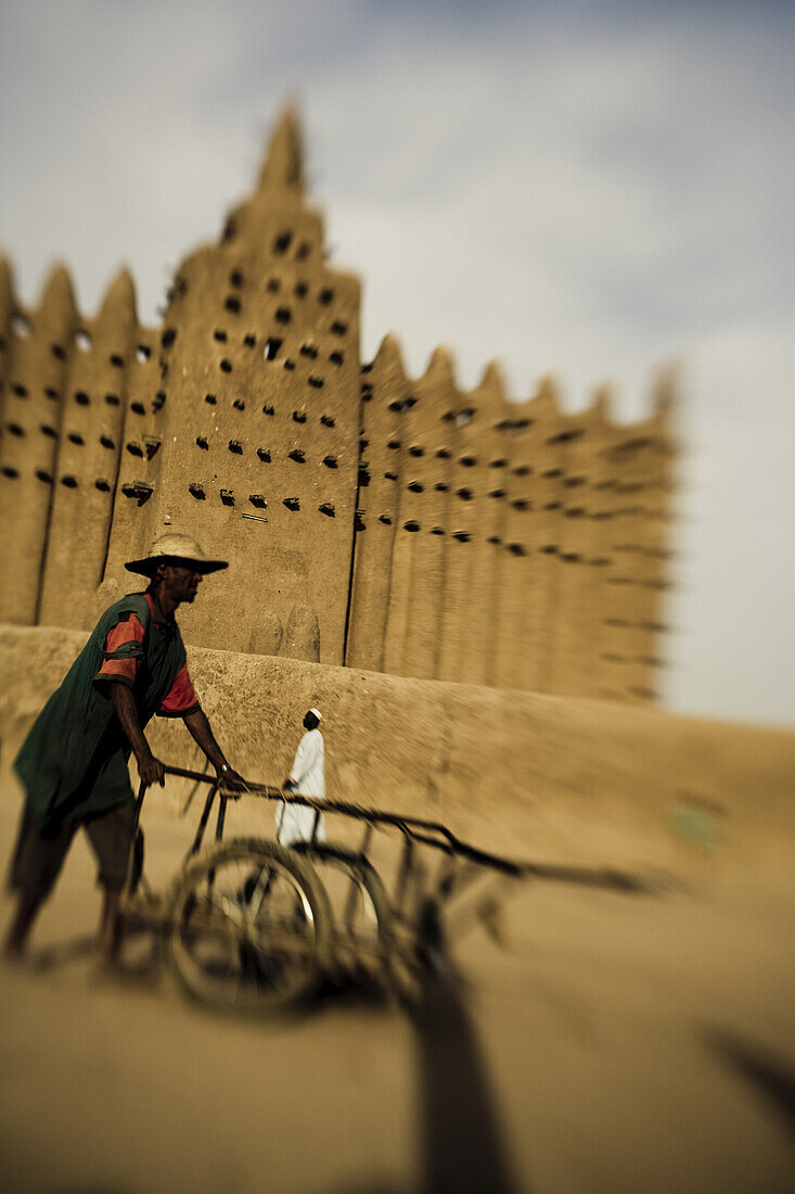 People in front of the mosque of Djenna, Mali, Africa