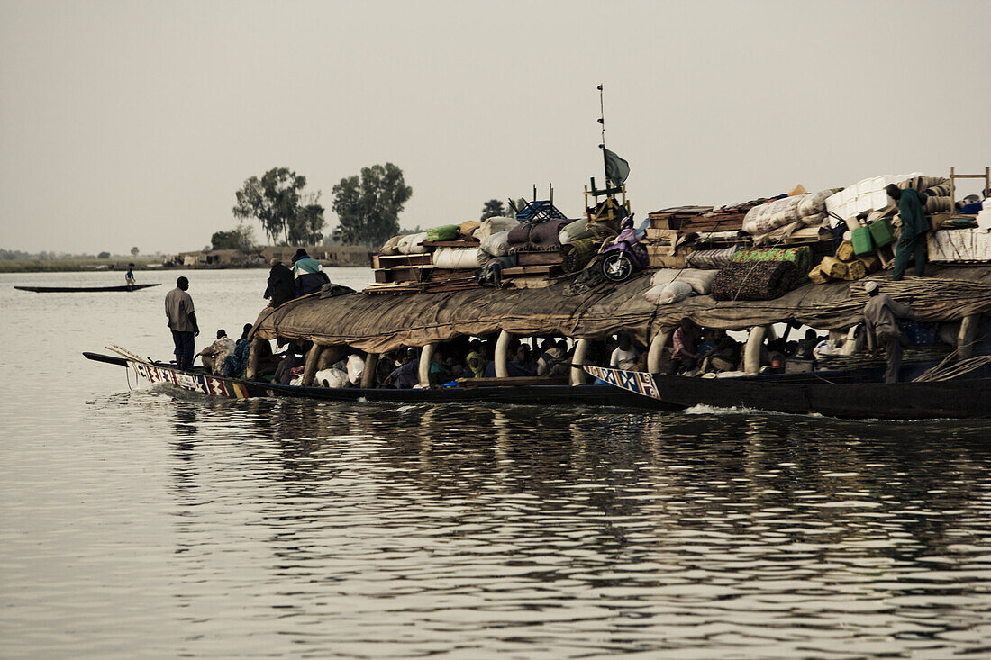 Überladenes Passagierboot auf dem Niger, Mopti, Mali, Afrika