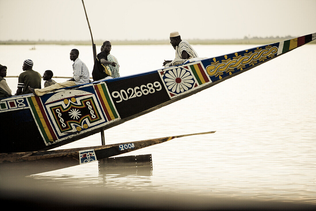 Menschen in bemaltem Boot auf dem Niger, Mopti, Mali, Afrika