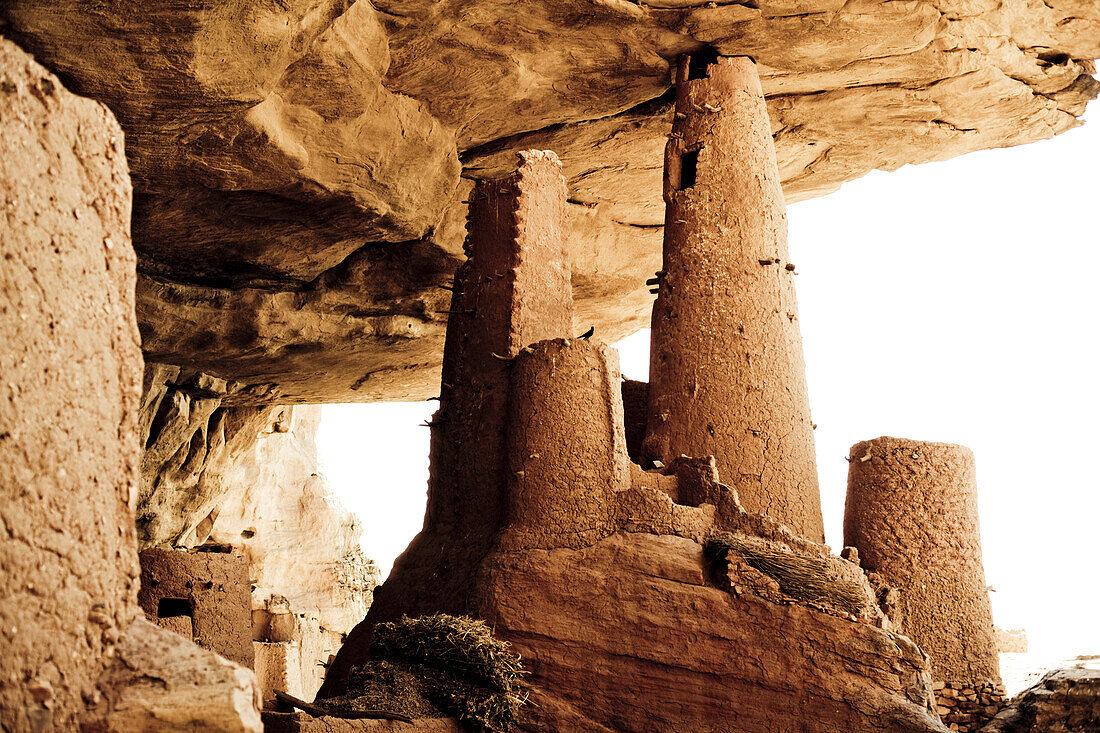 Mud buildings under a rock face at the region of the Dogon people, La Falaise da Bandiagara, Mali, Africa