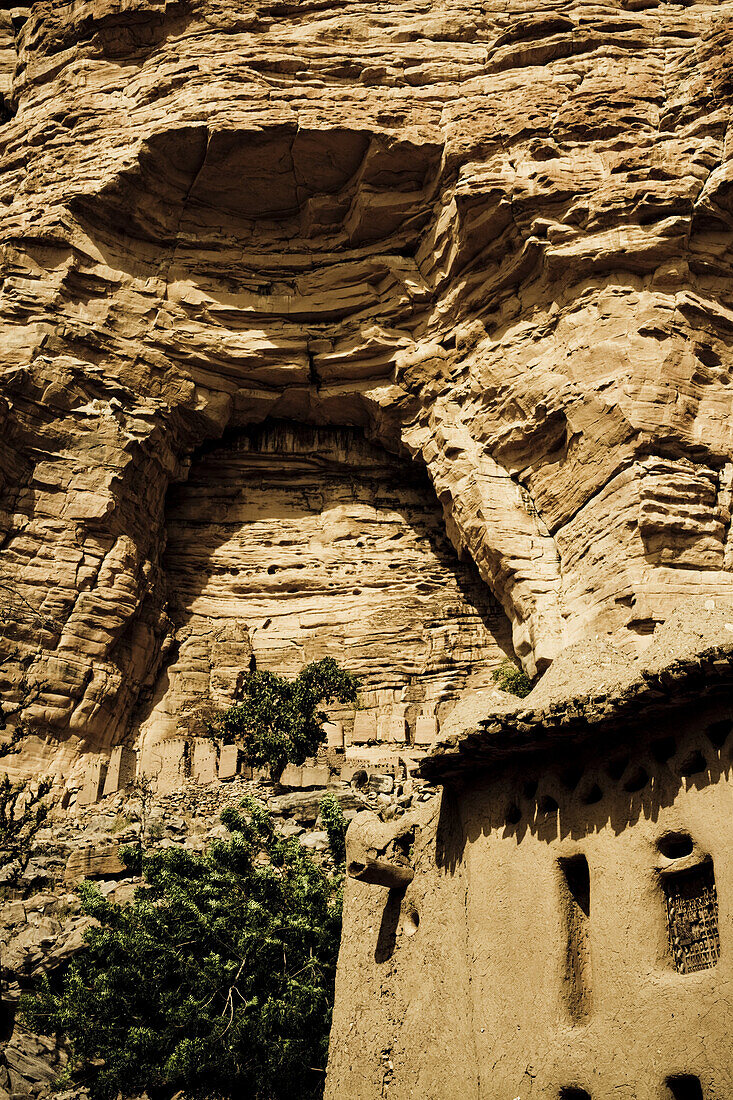 Haus der Dogon und Felswand, La Falaise de Bandiagara, Mali, Afrika