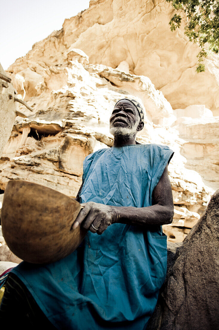 Alter Mann mit Korb vom Volk der Dogon, La Falaise da Bandiagara, Mali, Afrika