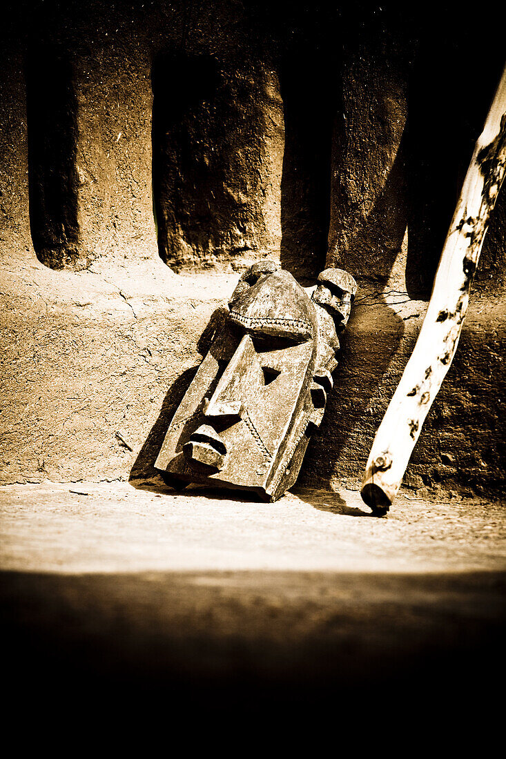 Carved wooden figure of the Dogon people, La Falaise da Bandiagara, Mali, Africa