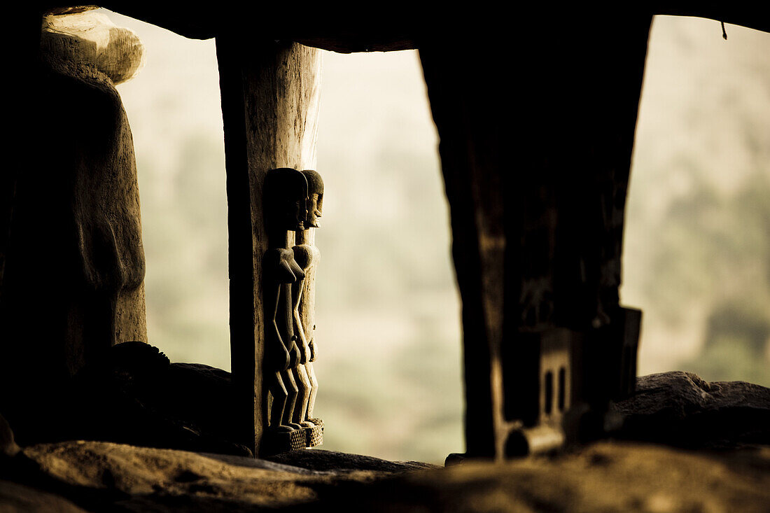 Geschnitzte Holzfiguren in einer Versammlungsstätte der Dogon, La Falaise de Bandiagara, Mali, Afrika