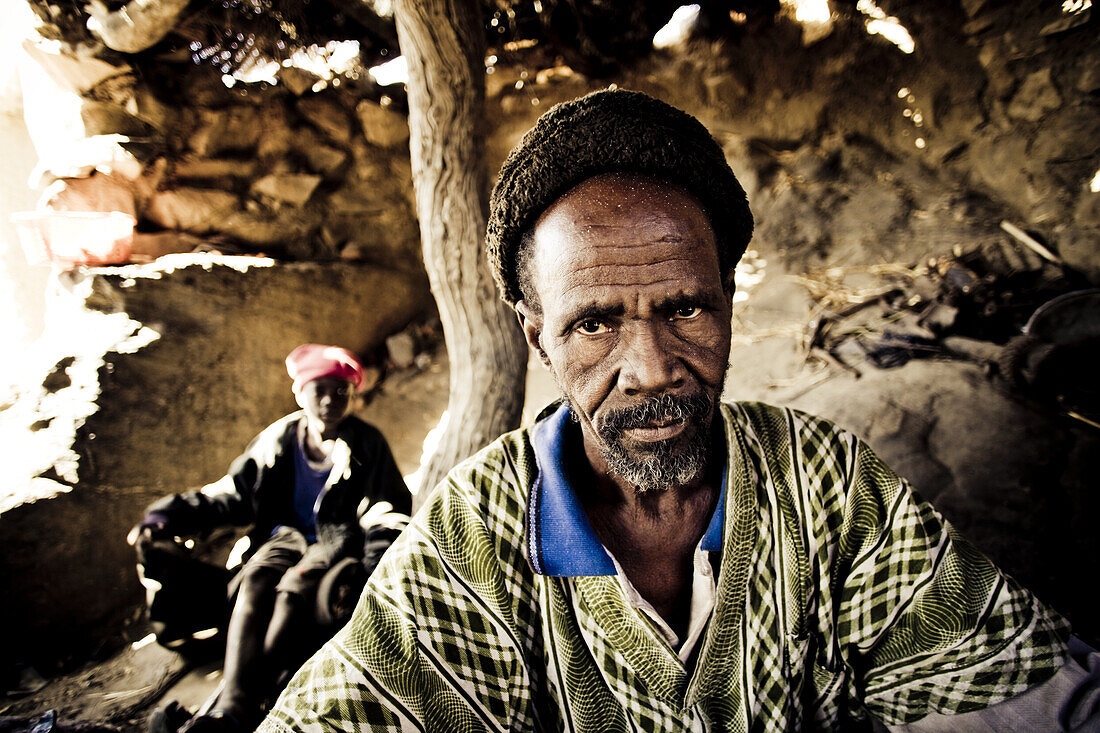 Afrikanischer Schmied und Gehilfe in einer Hütte, Sangha, La Falaise de Bandiagara, Mali, Afrika