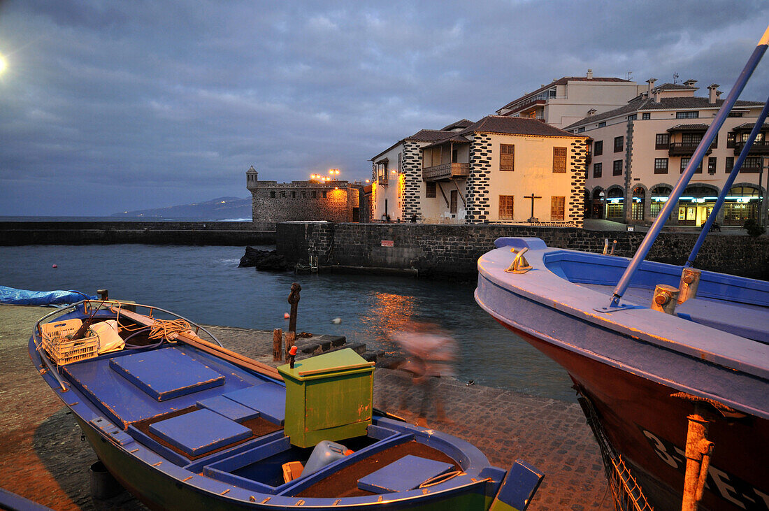 Boote im alten Hafen in Puerto de la Cruz am Abend, Teneriffa, Kanarische Inseln, Spanien, Europa