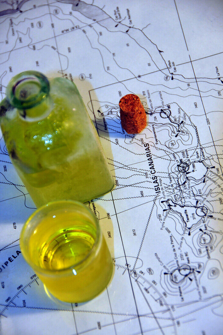 Ein Glas Likör auf einem Tisch im Restaurant, Los Cristianos, Teneriffa, Kanarische Inseln, Spanien, Europa