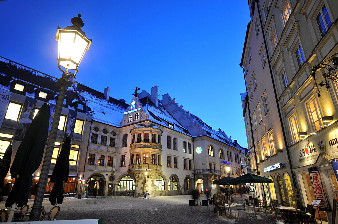 Das Hofbräuhaus am Platzl am Abend im Winter, München, Bayern, Deutschland, Europa