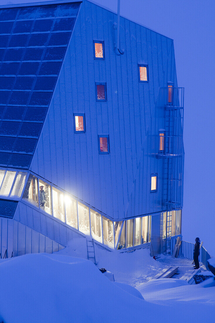 Beleuchtete Monte-Rosa-Hütte am Abend, Zermatt, Kanton Wallis, Schweiz