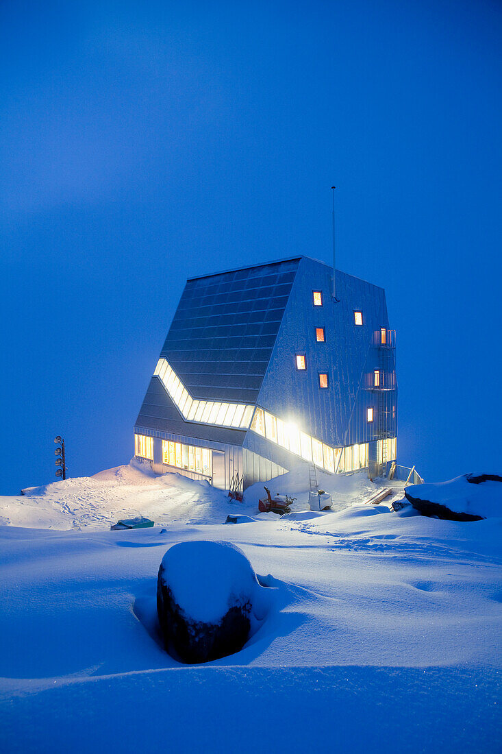 Beleuchtete Monte-Rosa-Hütte am Abend, Zermatt, Kanton Wallis, Schweiz
