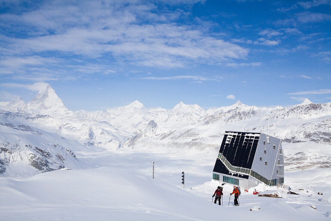 Zwei Skitourengeherinnen, Monte-Rosa-Hütte im Hintergrund, Kanton Wallis, Schweiz