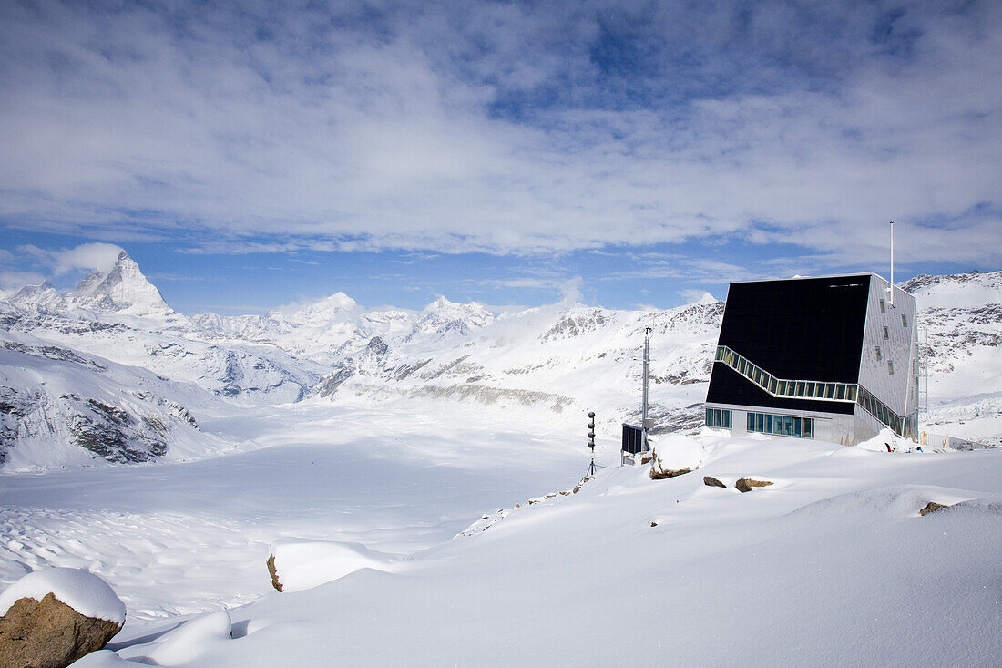 Neue Monte-Rosa-Hütte, Matterhorn im Hintergrund, Zermatt, Wallis, Schweiz