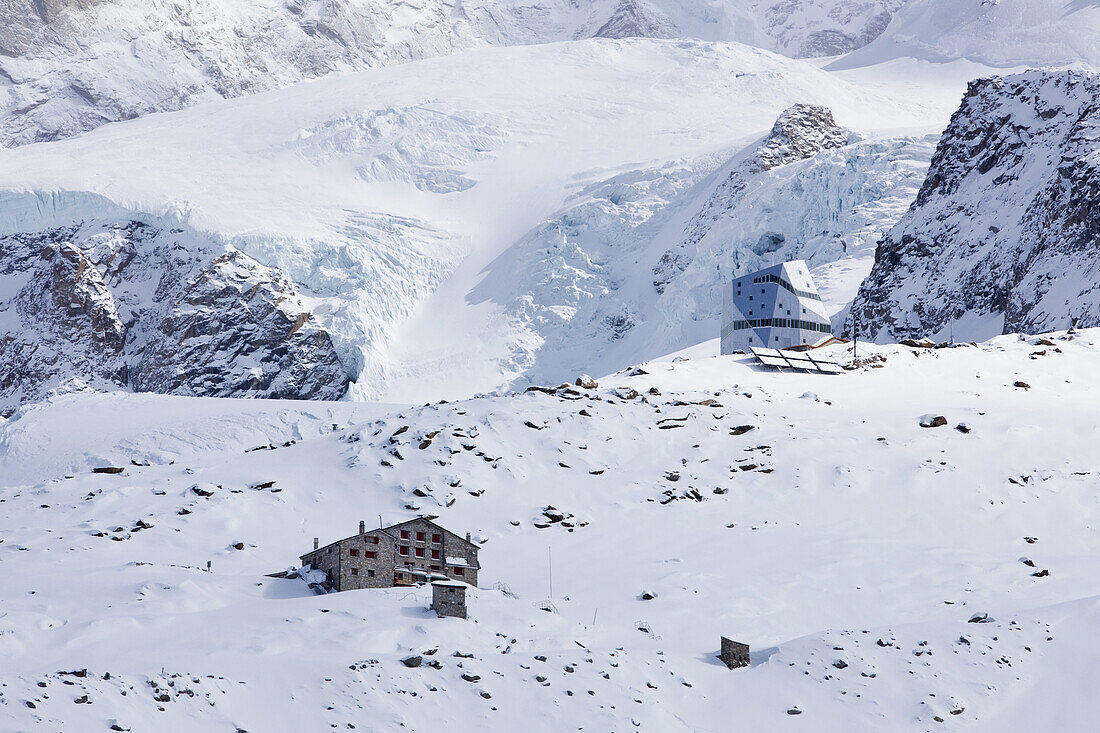 Gletscher mit alter und neuer Monte-Rosa-Hütte, Zermatt, Kanton Wallis, Schweiz