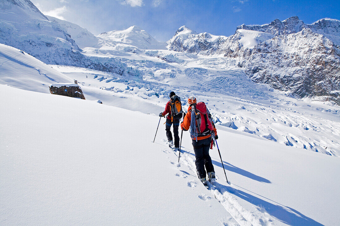 Zwei Skitourengeherinnen beim Aufstieg, Walliser Alpen, Kanton Wallis, Schweiz