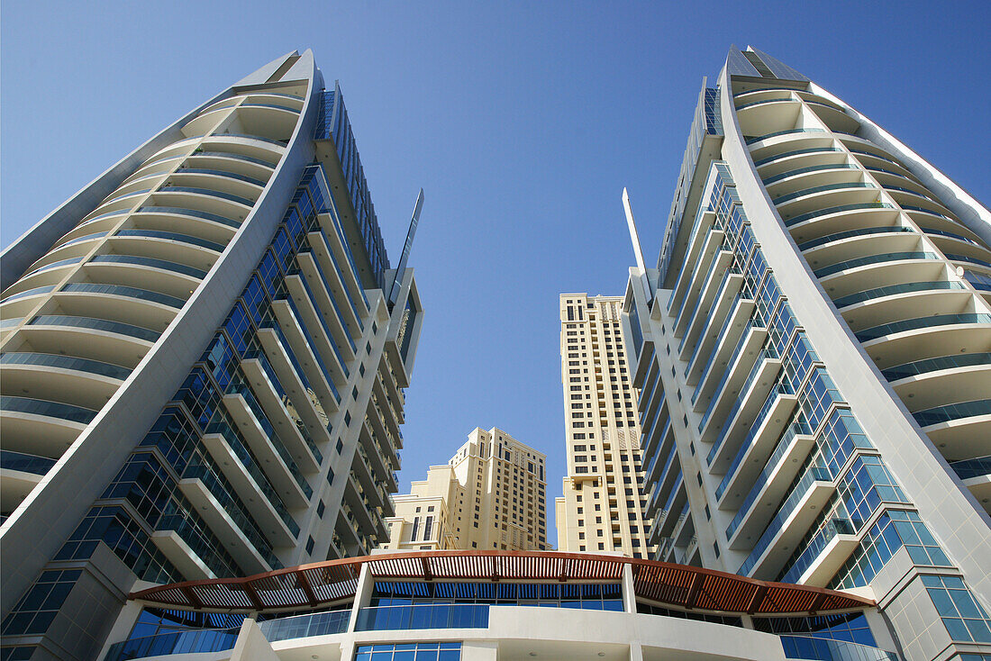 Hochhäuser unter blauem Himmel, Jumeirah Beach Residence, Dubai, VAE, Vereinigte Arabische Emirate, Vorderasien, Asien