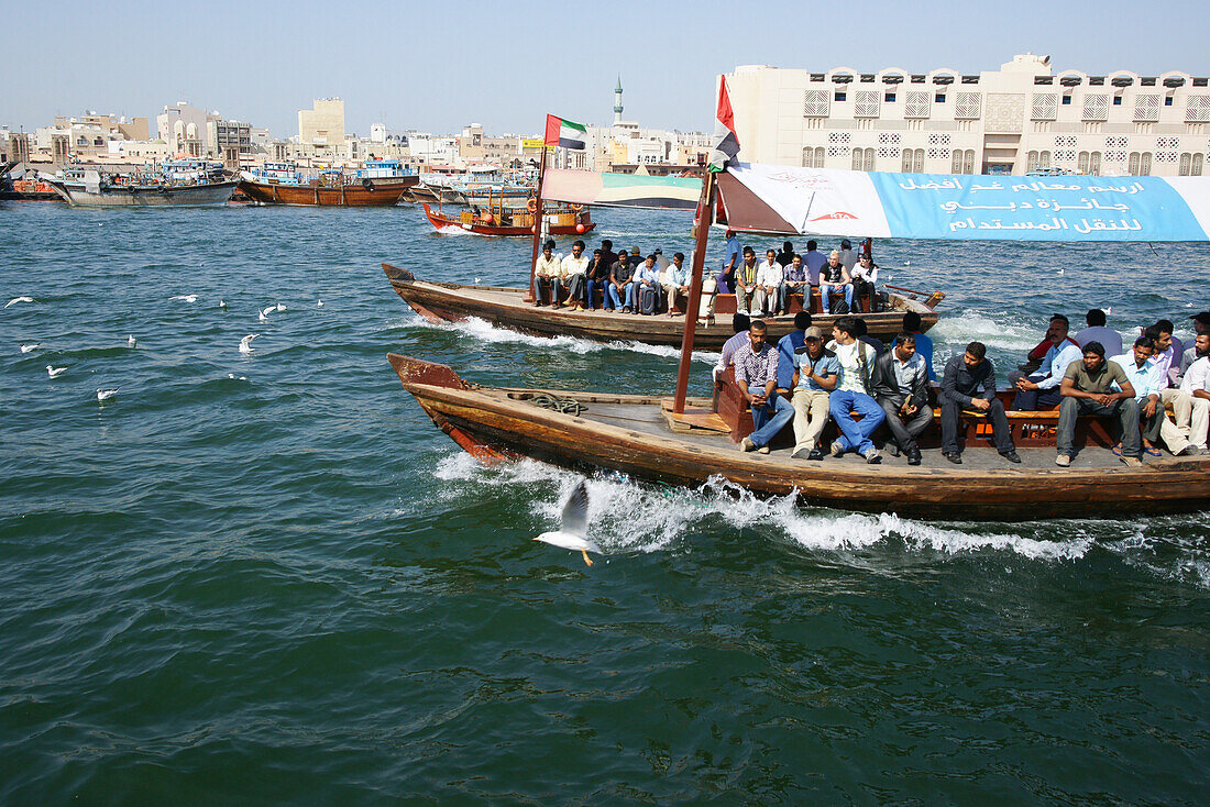 Menschen in Booten auf dem Dubai Creek, Dubai, VAE, Vereinigte Arabische Emirate, Vorderasien, Asien