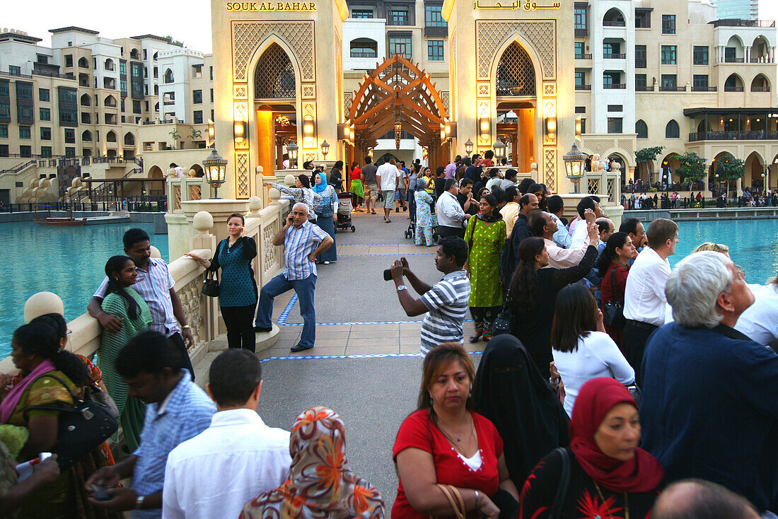 Wochenende, Menschen am Burj Khalifa, Burj Chalifa, Dubai, VAE, Vereinigte Arabische Emirate, Vorderasien, Asien