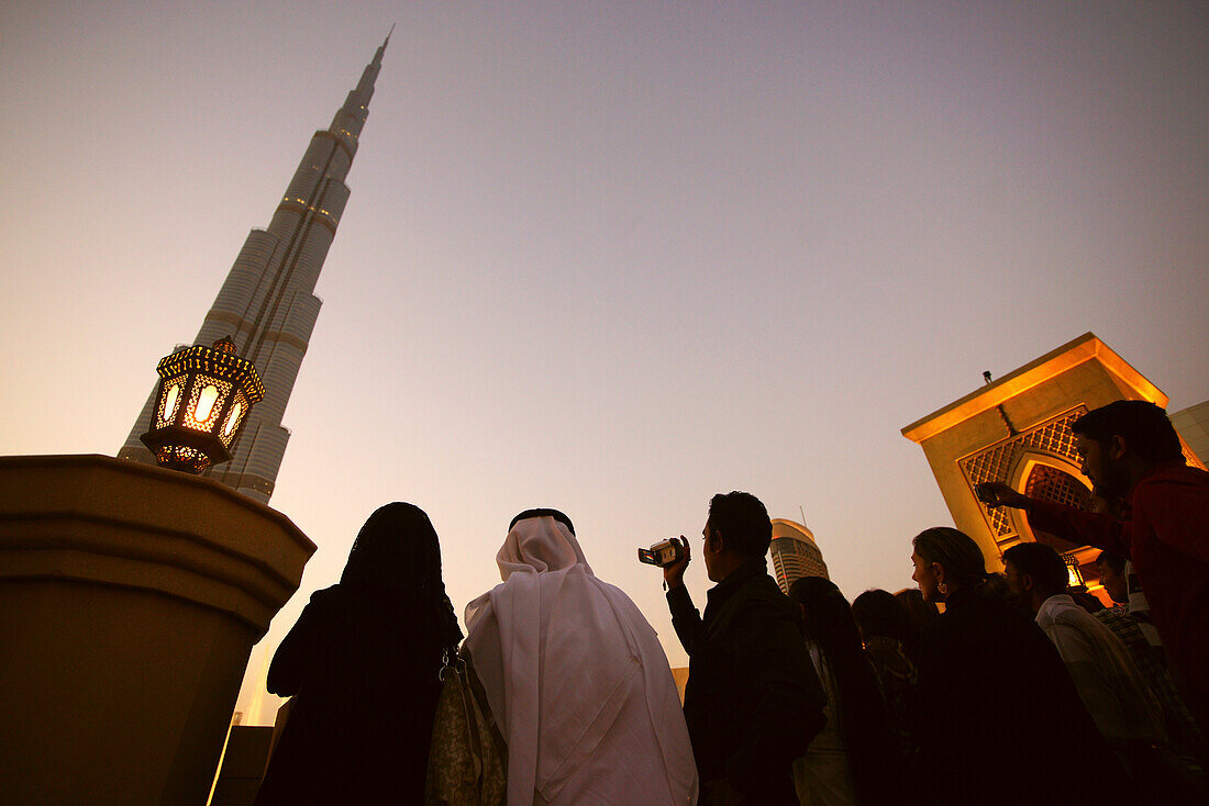 Menschen vor dem Burj Khalifa am Abend, Burj Chalifa, Dubai, VAE, Vereinigte Arabische Emirate, Vorderasien, Asien