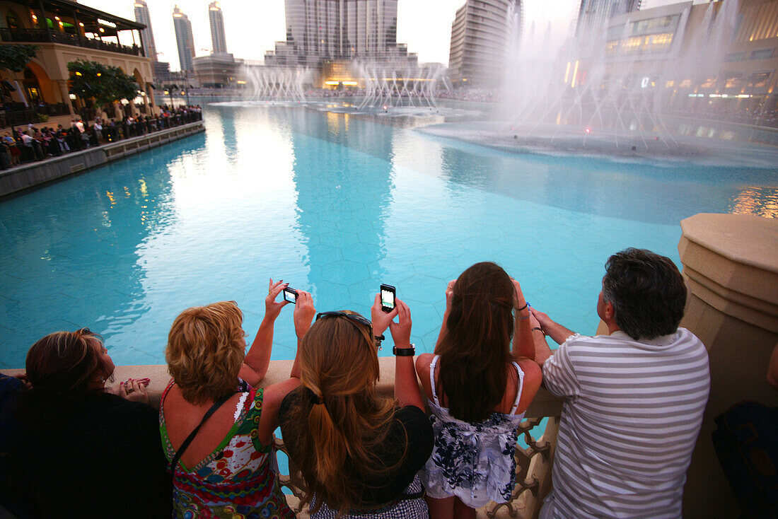 Menschen fotografieren die Wasserspiele am Burj Khalifa, Dubai Fountain, Burj Chalifa, Dubai, VAE, Vereinigte Arabische Emirate, Vorderasien, Asien