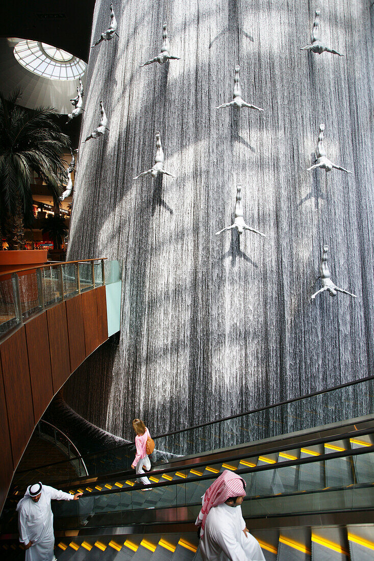 Riesiger Wasserfall mit Skulpturen im Einkaufszentrum Dubai Mall, Dubai, VAE, Vereinigte Arabische Emirate, Vorderasien, Asien