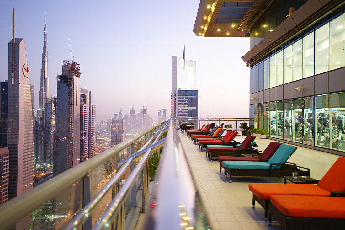 Blick von einer Terrasse auf Hochhäuser entlang der Sheikh Zayed Road, Dubai, VAE, Vereinigte Arabische Emirate, Vorderasien, Asien