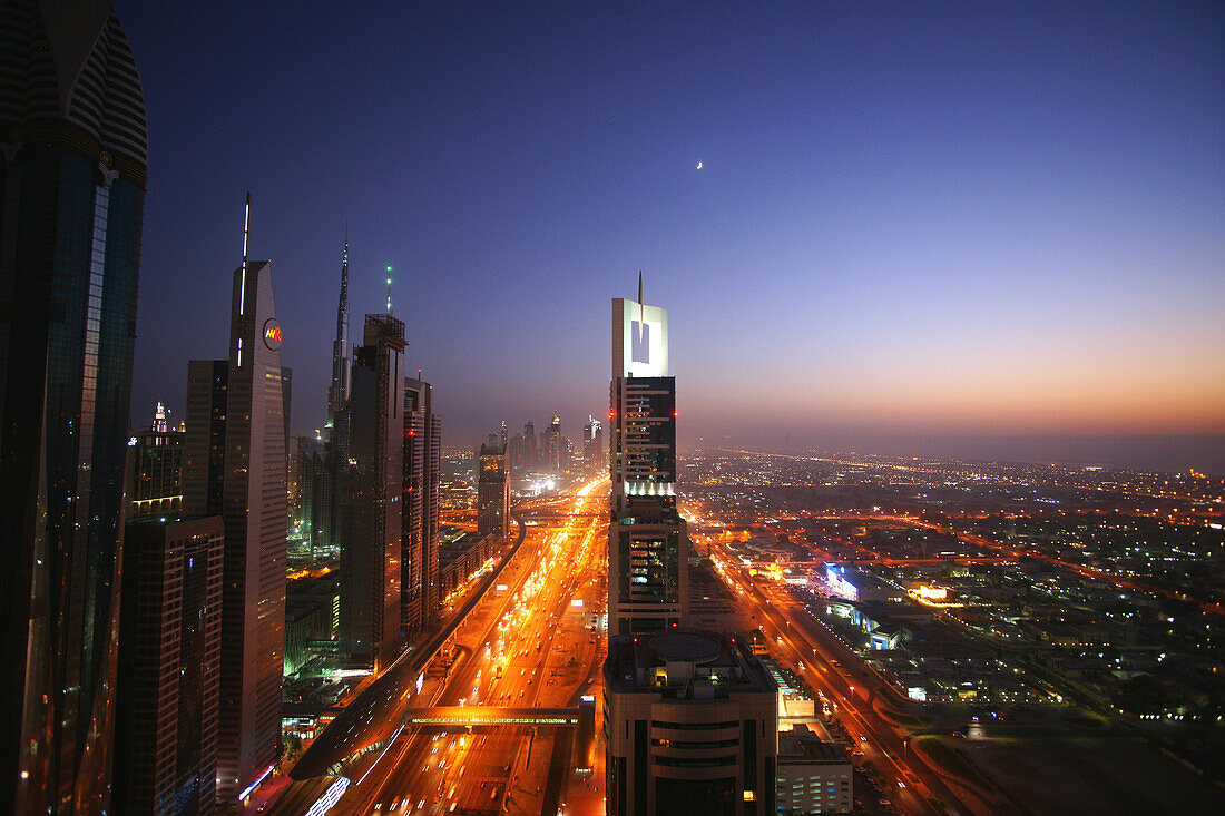 Hochhäuser entlang der Sheikh Zayed Road am Abend, Dubai, VAE, Vereinigte Arabische Emirate, Vorderasien, Asien