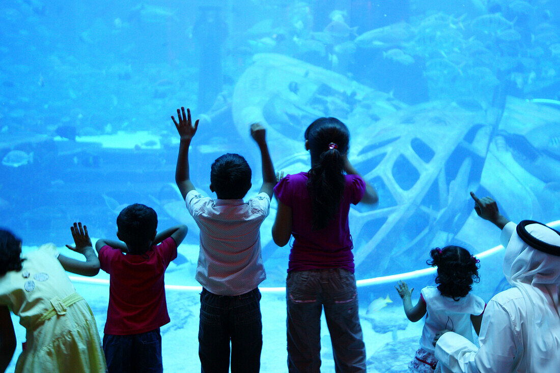 Children at the aquarium inside Atlantis Hotel, Palm Jumeirah, Dubai, UAE, United Arab Emirates, Middle East, Asia