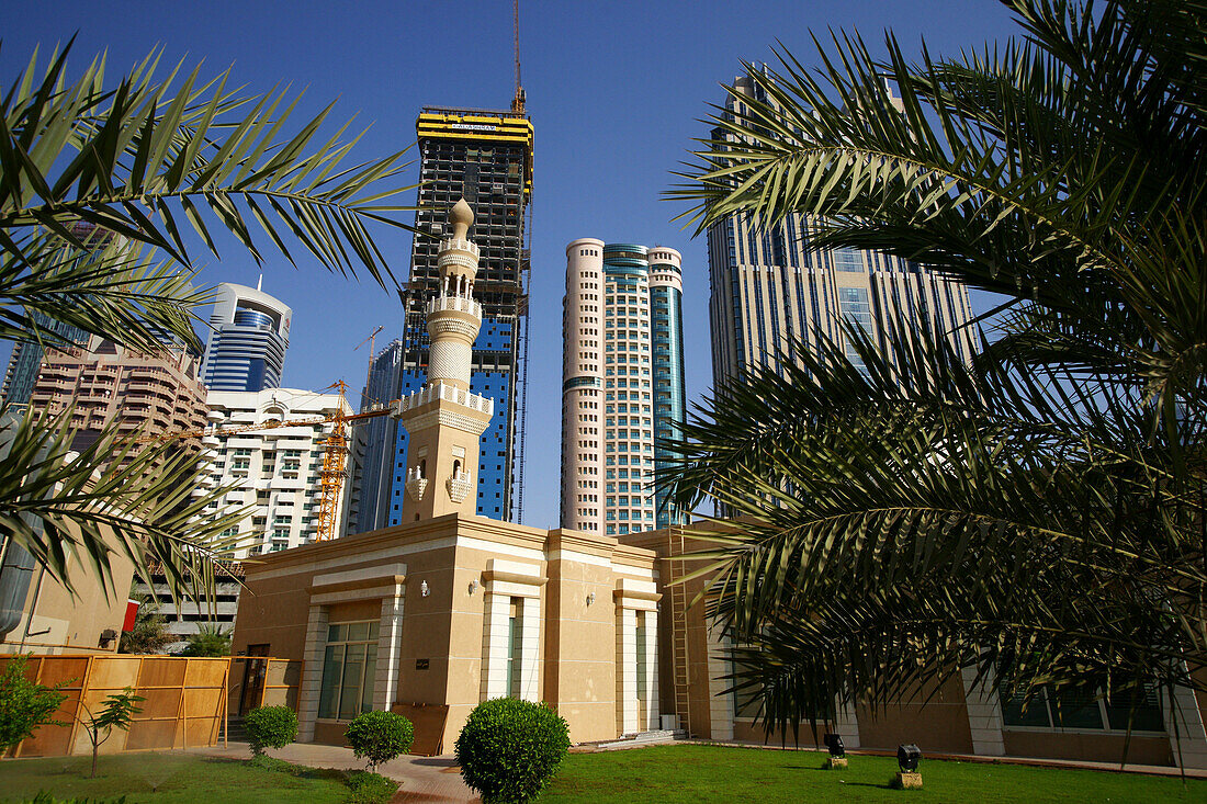 Moschee vor Hochhäusern im Sonnenlicht, Dubai, VAE, Vereinigte Arabische Emirate, Vorderasien, Asien
